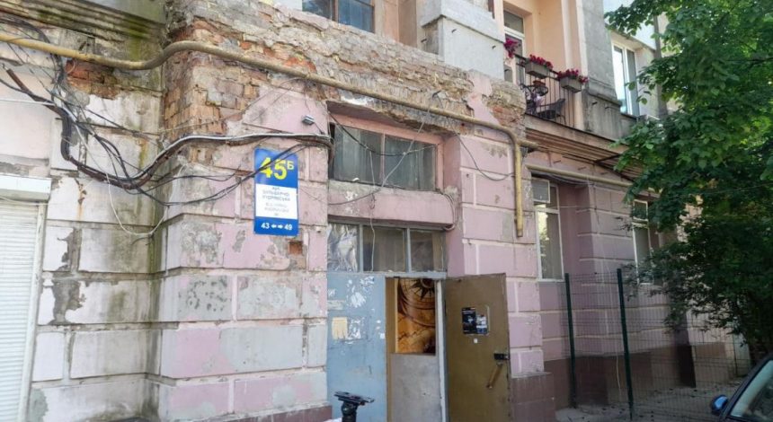 В Киеве обрушился пол в жилом доме, один человек провалился в подвал (фото)