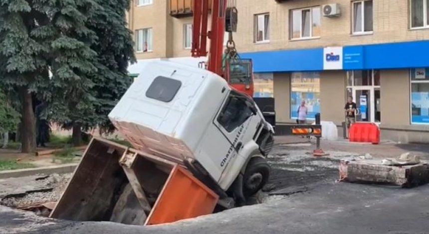 В центрі Житомира вантажівка провалилась під землю (відео)