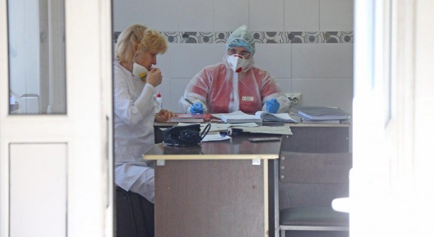 На Днепропетровщине в больницах для COVID-больных готовят дополнительные койки, реанимации переполнены, а люди штурмуют центры вакцинации (видео)