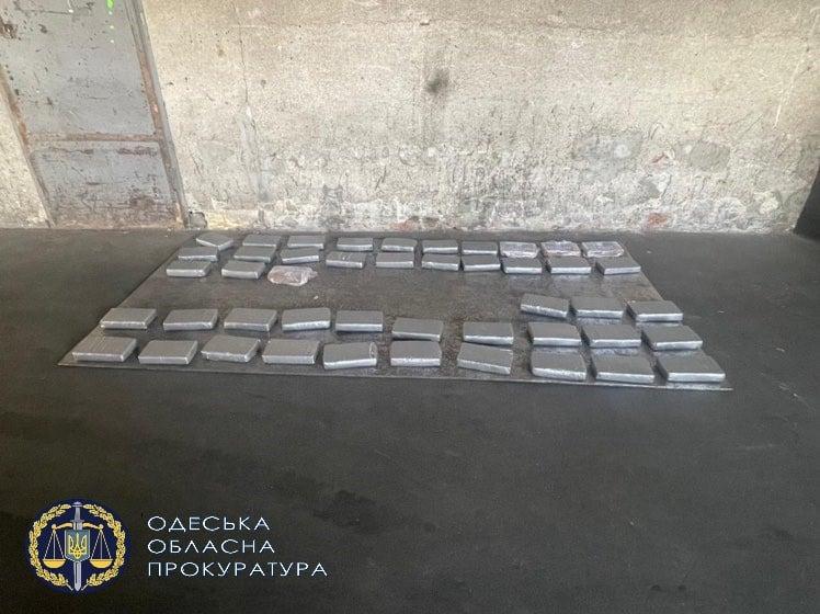 Кокаїн був захований в 46 брикетах вагою майже 57 кг / фото od.gp.gov.ua Кокаїн був захований в 46 брикетах вагою майже 57 кг / фото od.gp.gov.ua