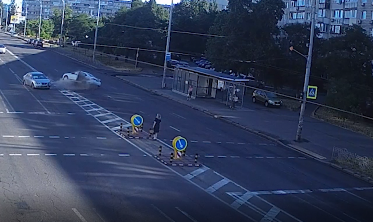 У Києві водій виїхав на зустрічну смугу, аби не збити жінку / скріншот У Києві водій виїхав на зустрічну смугу, аби не збити жінку / скріншот
