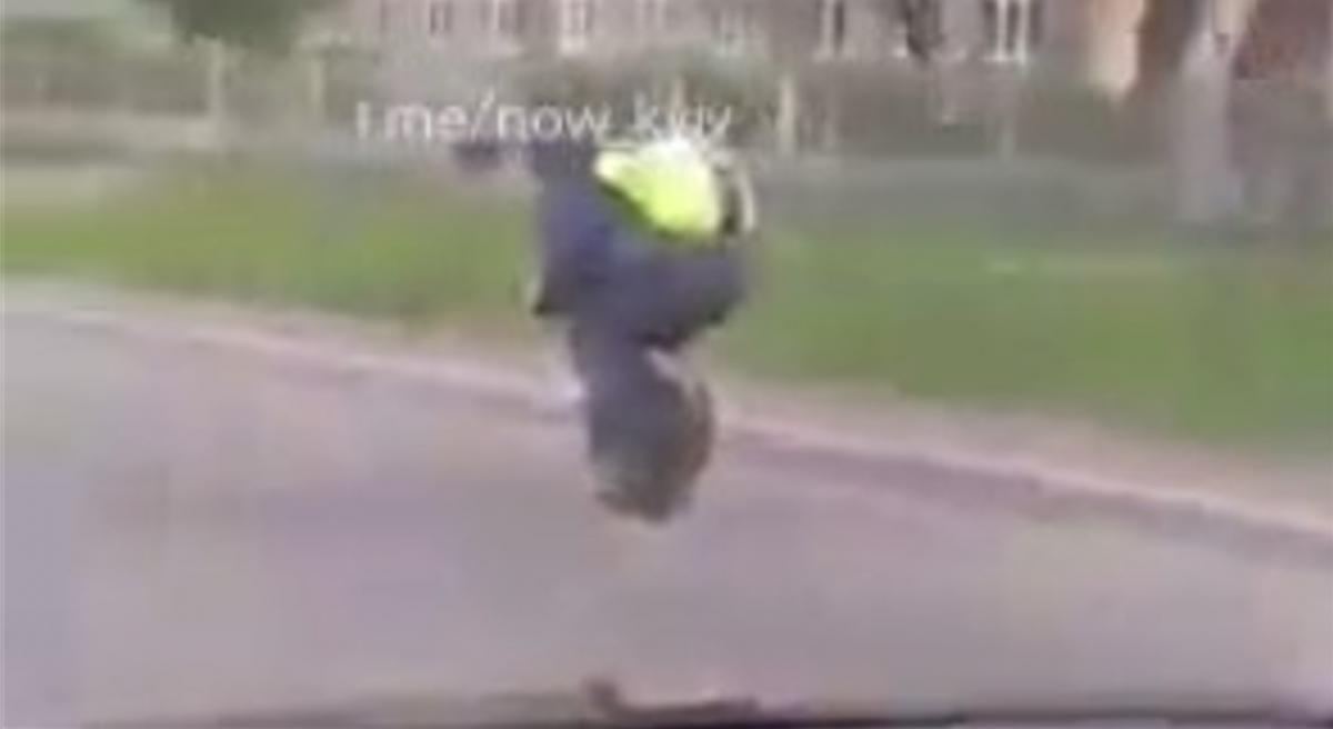 Чоловіка помітили на бульварі Перова / скріншот з відео Чоловіка помітили на бульварі Перова / скріншот з відео