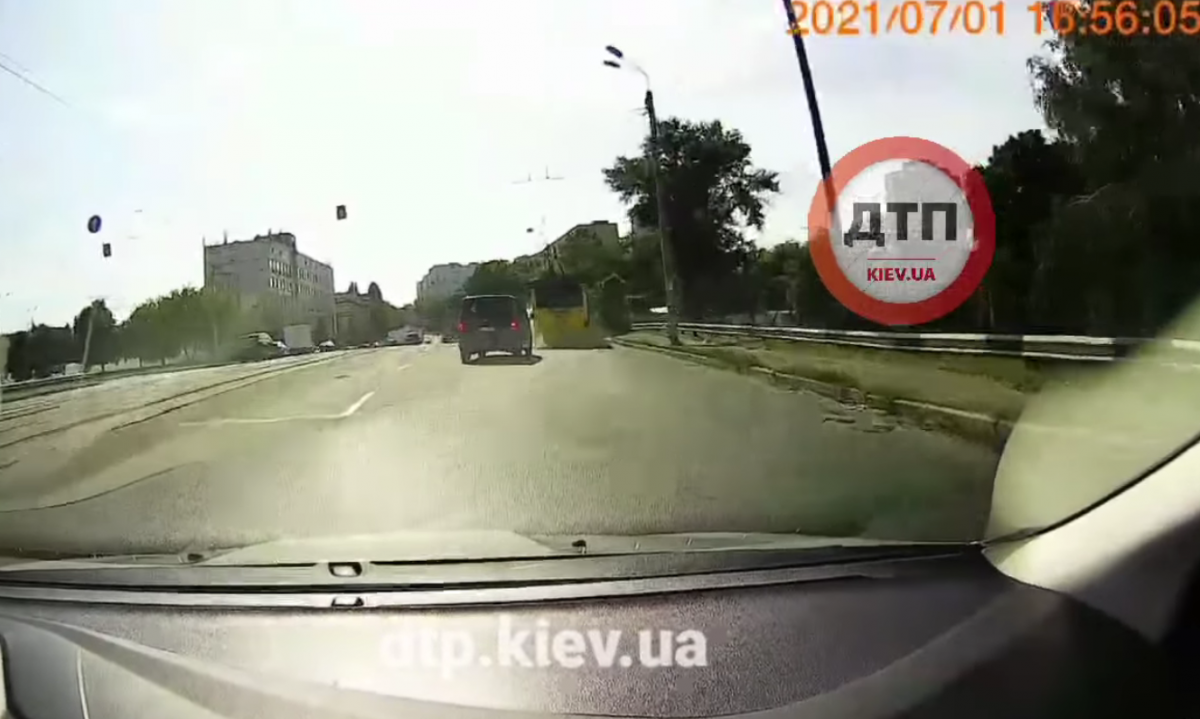 У тролейбуса вибухнуло колесо / скріншот У тролейбуса вибухнуло колесо / скріншот