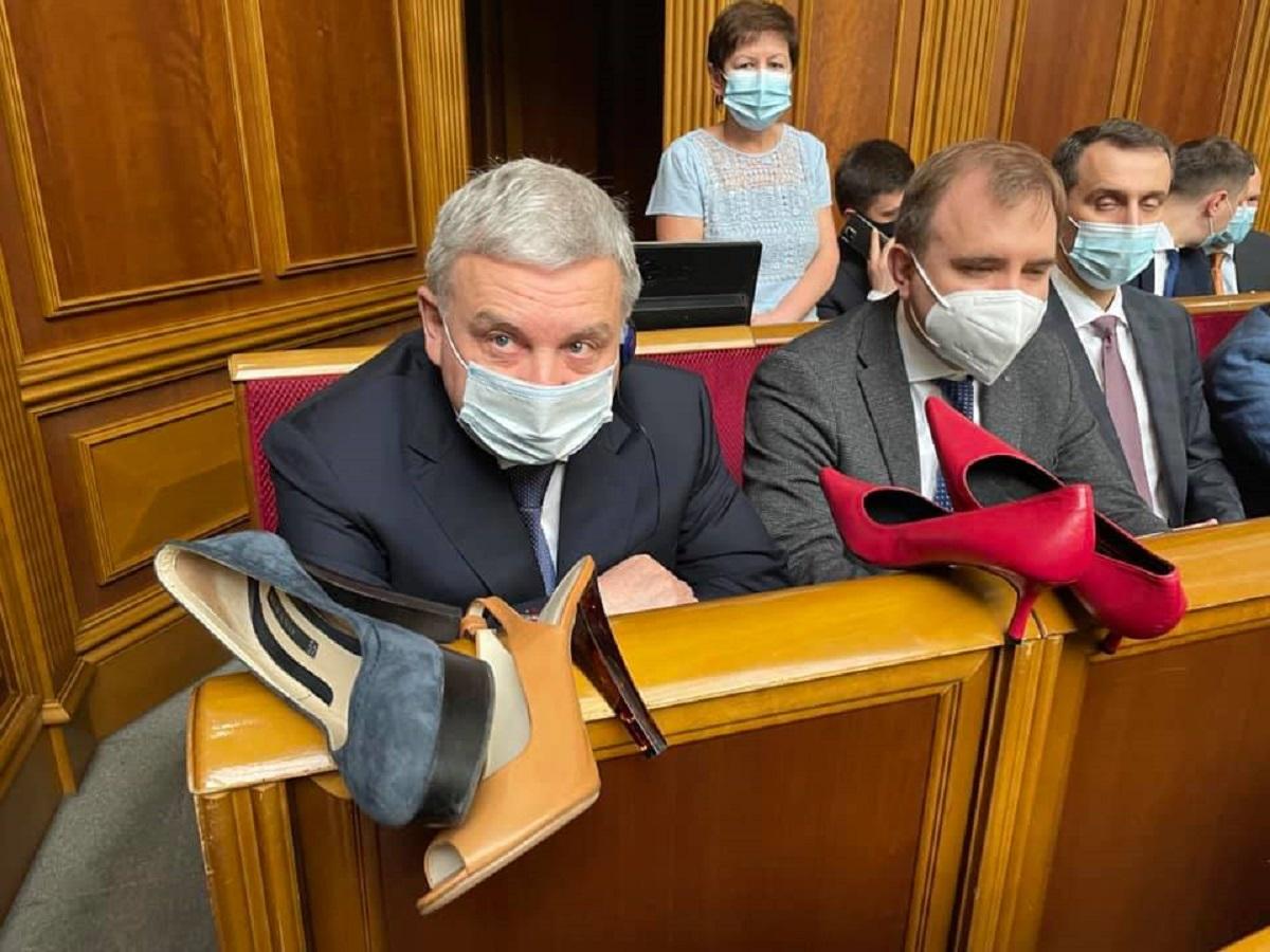 У президентській фракції акцію про туфлі для Тарана вважають піаром / facebook.com/iryna.gerashchenko У президентській фракції акцію про туфлі для Тарана вважають піаром / facebook.com/iryna.gerashchenko