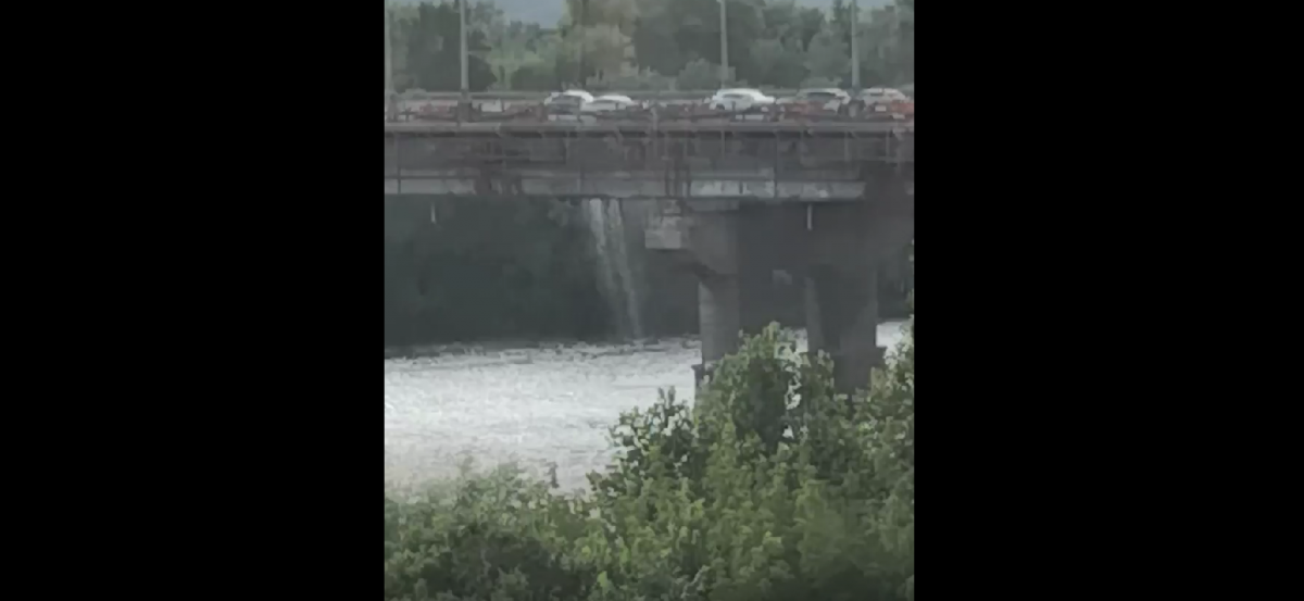 "Водопад" на столичном мосту / скриншот "Водопад" на столичном мосту / скриншот
