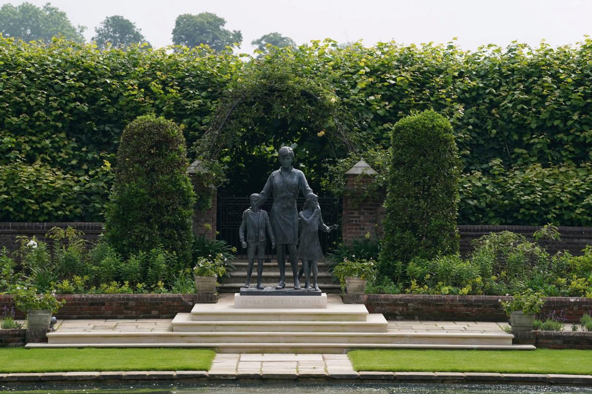 Принцы Гарри и Уильям в Лондоне открыли памятник принцессе Диане / фото REUTERS