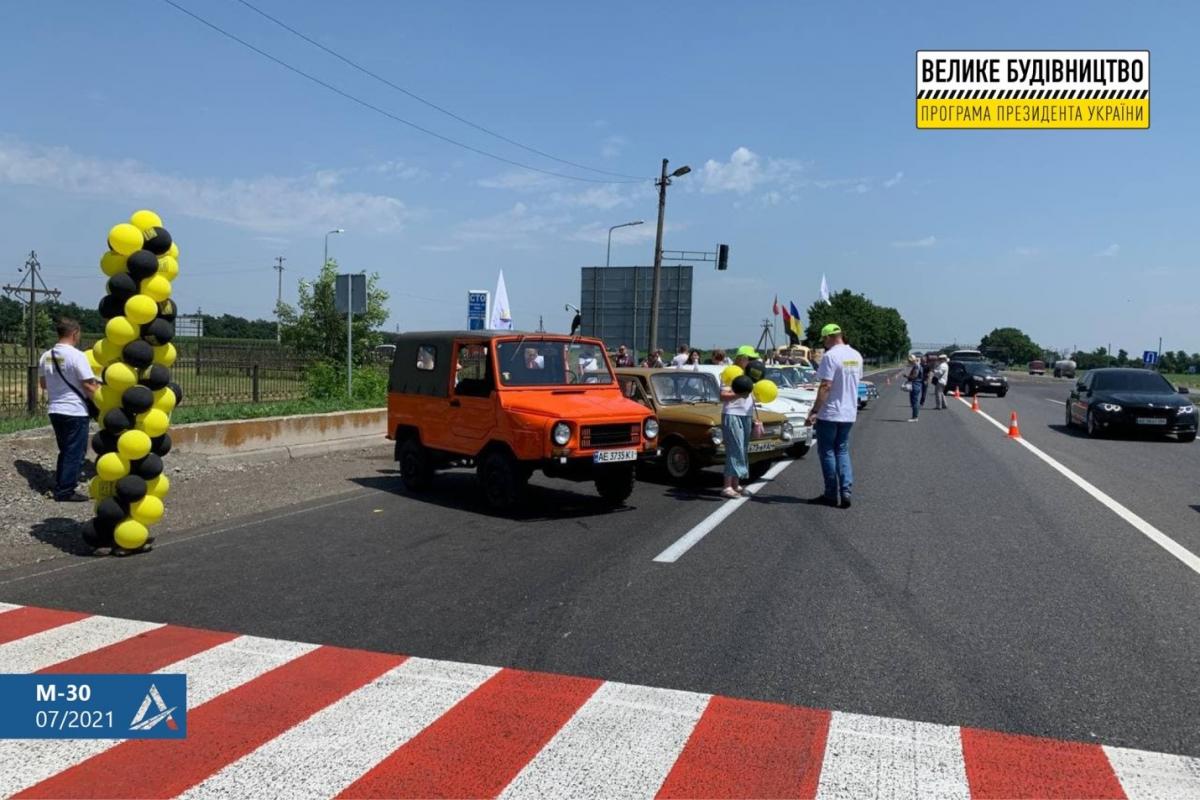 Біля Дніпра відбувся пробіг ретрокарів по Дорозі Єдності, відновленій за програмою Зеленського Біля Дніпра відбувся пробіг ретрокарів по Дорозі Єдності, відновленій за програмою Зеленського