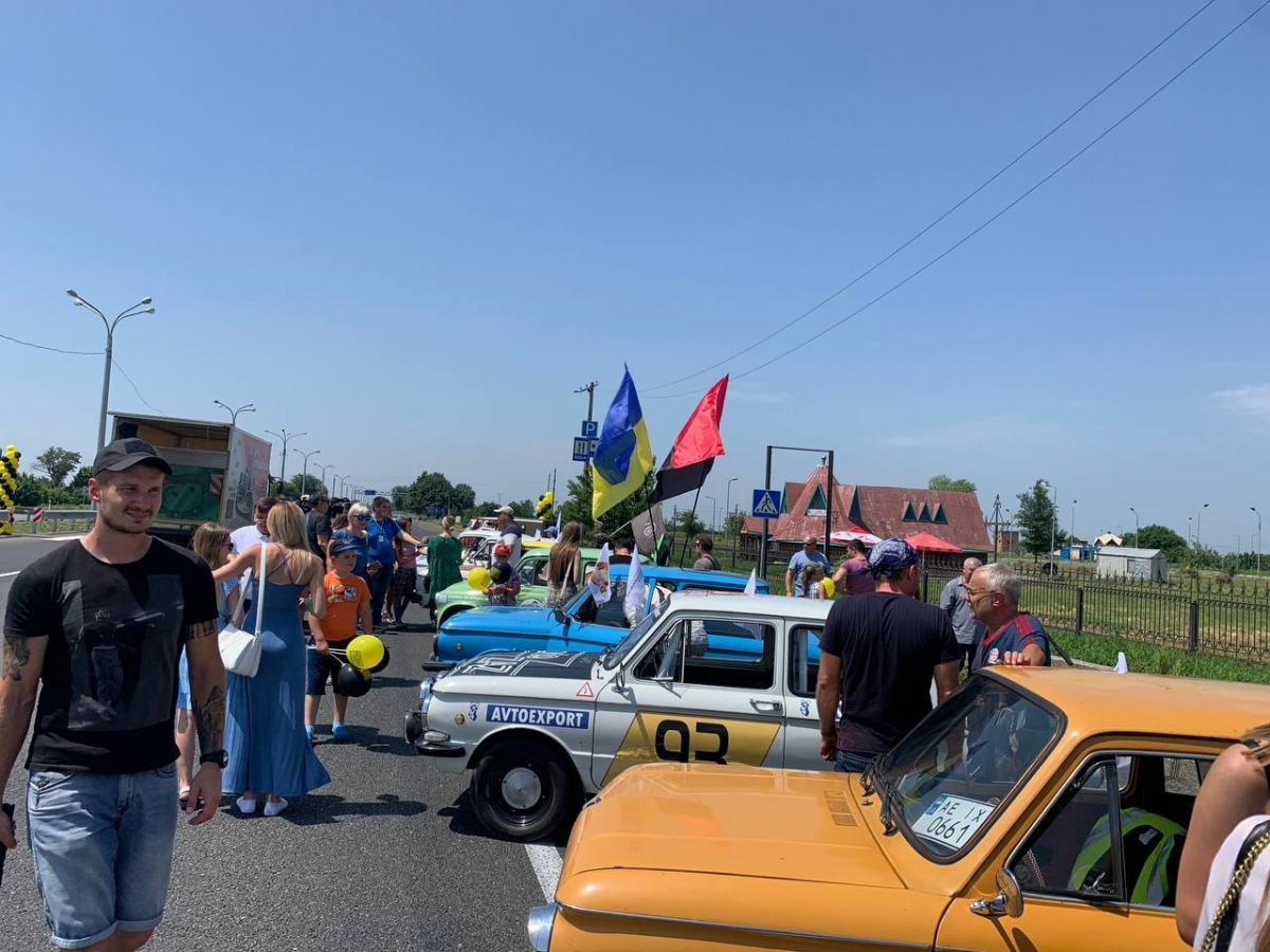 Біля Дніпра відбувся пробіг ретрокарів по Дорозі Єдності, відновленій за програмою Зеленського Біля Дніпра відбувся пробіг ретрокарів по Дорозі Єдності, відновленій за програмою Зеленського