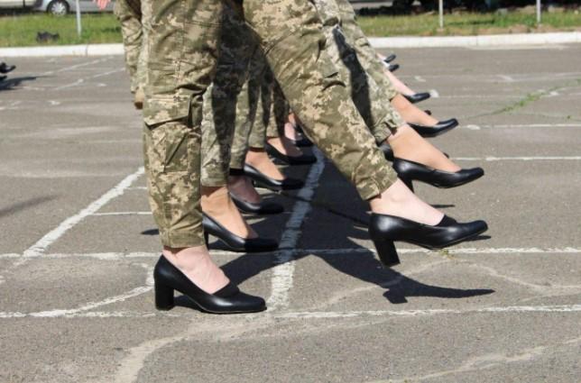 Перед парадом ко Дню Независимости разгорелся скандал вокруг туфель / фото Минобороны Перед парадом ко Дню Независимости разгорелся скандал вокруг туфель / фото Минобороны