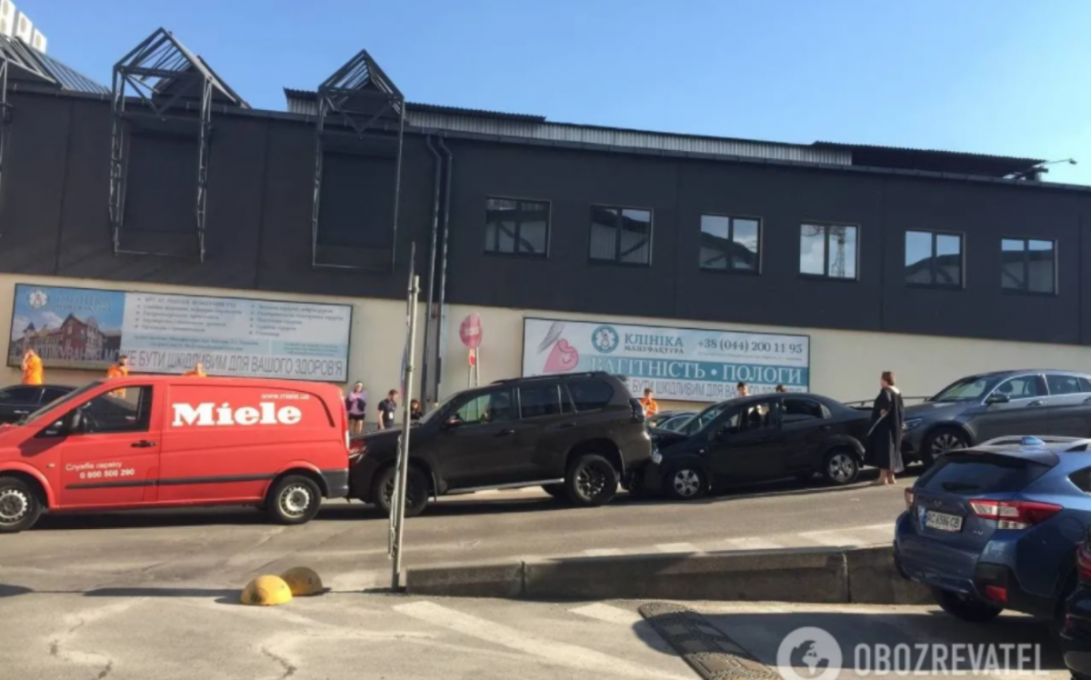 ДТП на парковке киевского супермаркета / фото: "Обозреватель" ДТП на парковке киевского супермаркета / фото: "Обозреватель"