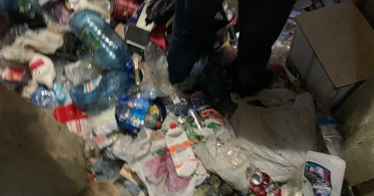 Винести сміття чоловіка змусила поліція / ТСН Винести сміття чоловіка змусила поліція / ТСН
