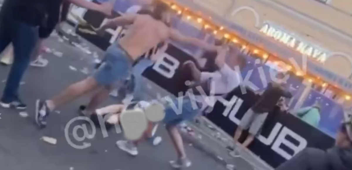 На Подоле произошла драка / Скриншот с видео На Подоле произошла драка / Скриншот с видео