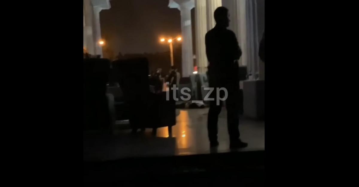 У Запоріжжі застрелили чоловіка / скріншот з відео У Запоріжжі застрелили чоловіка / скріншот з відео