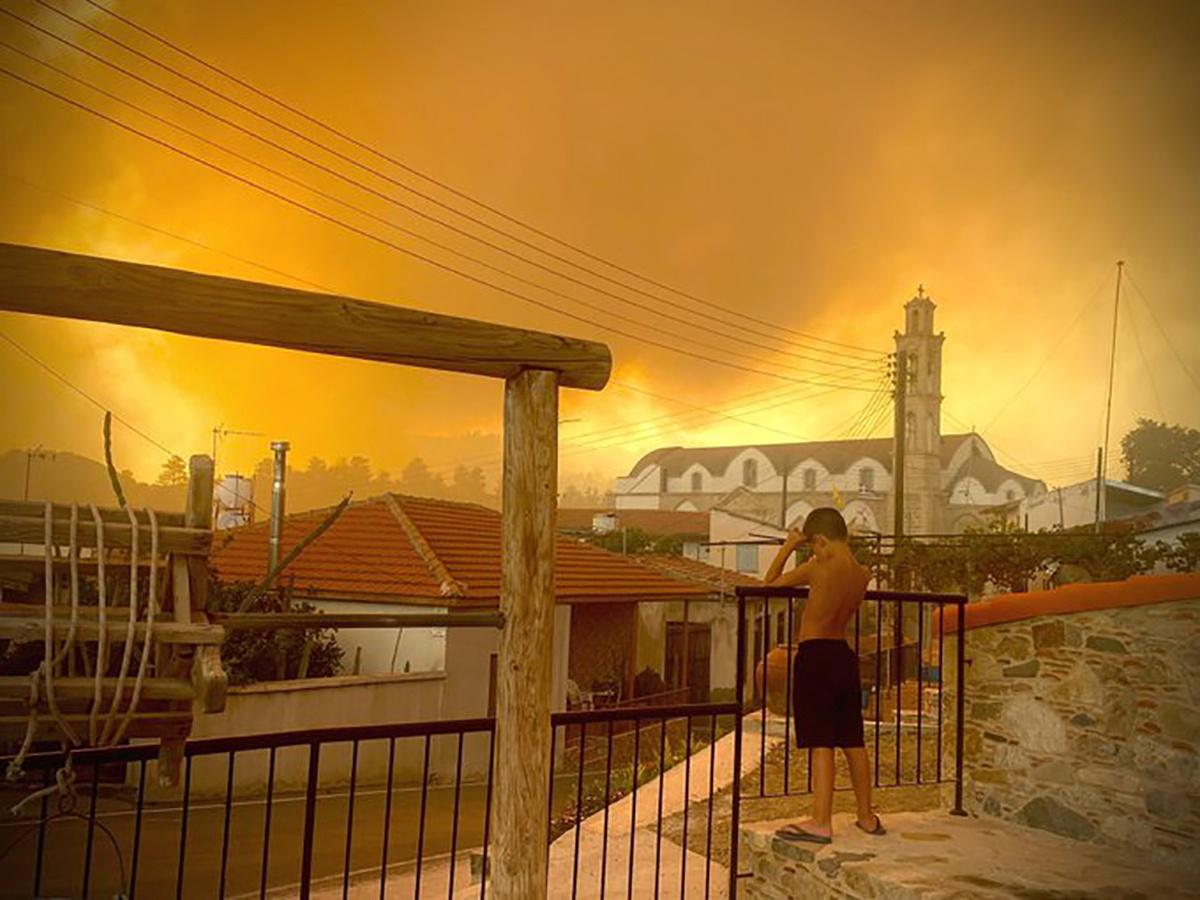 На Кипре не могут обуздать лесной пожар / REUTERS