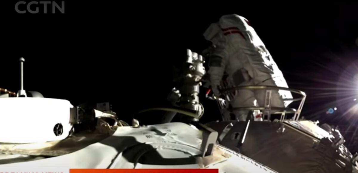 Китайський астронавт вийшов у відкритий космос / скріншот з відео