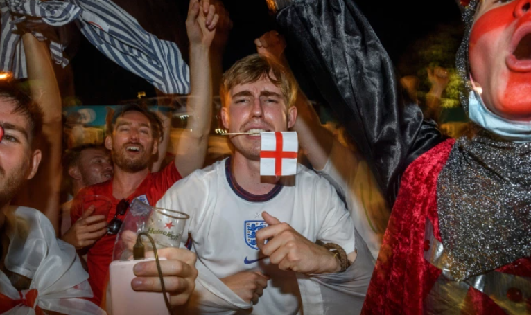 Победу сборной Англии отмечали все жители страны / фото The Sun