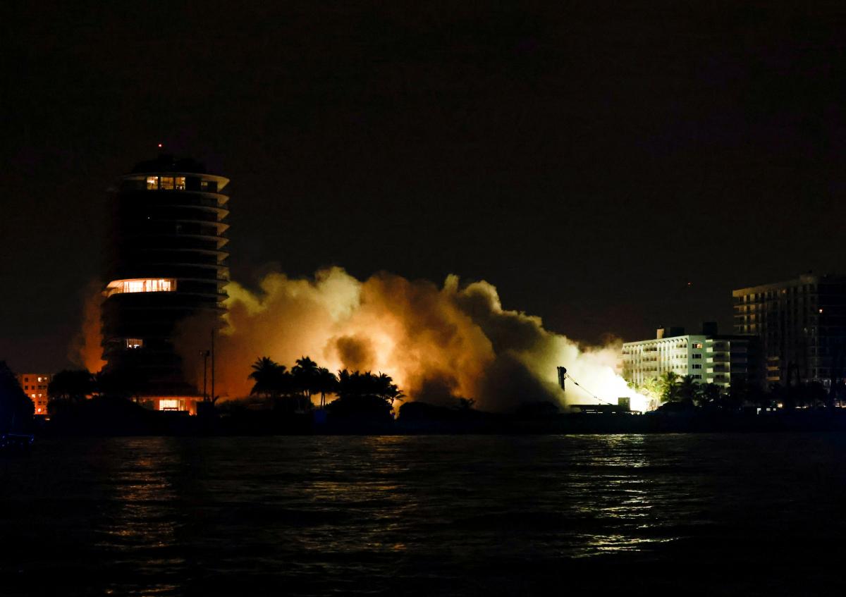 У Майамі знесли залишки будівлі, що обвалилася \ фото REUTERS У Майамі знесли залишки будівлі, що обвалилася \ фото REUTERS