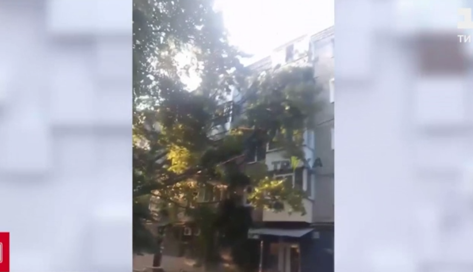 Внаслідок падіння пошкоджено балкони і вікна \ скриншот з відео Внаслідок падіння пошкоджено балкони і вікна \ скриншот з відео