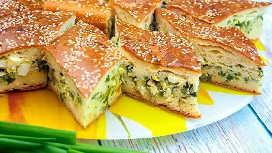 Праздничный пирог с яйцом и луком / pinterest.ru Праздничный пирог с яйцом и луком / pinterest.ru