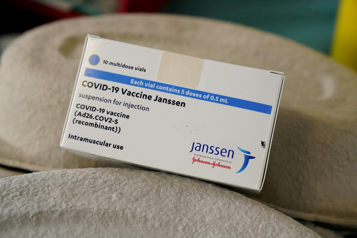Для полного курса вакцинации необходима одна доза вакцины Janssen / фото REUTERS