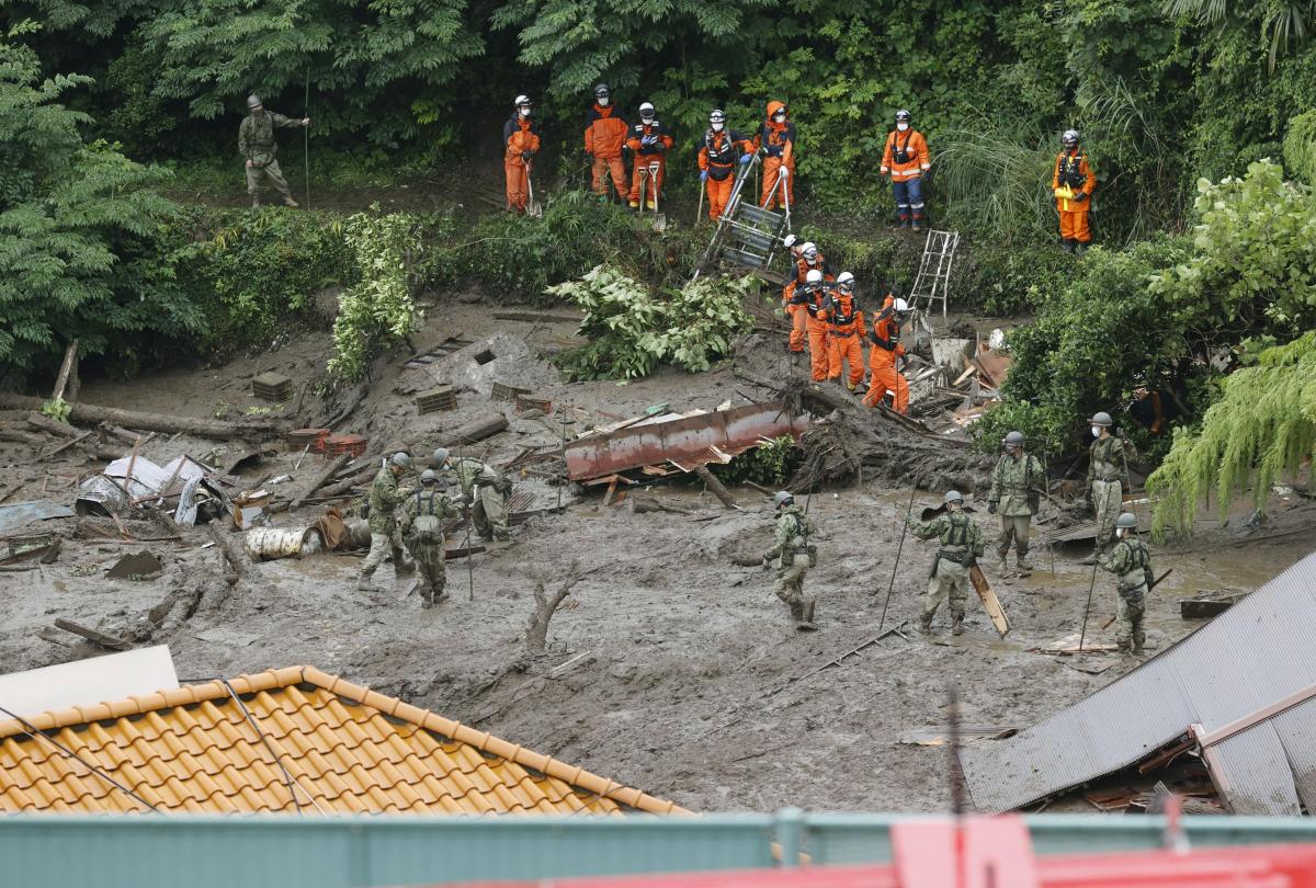 Вже відомо про трьох загиблих в результаті зсуву в Атамі / фото REUTERS Вже відомо про трьох загиблих в результаті зсуву в Атамі / фото REUTERS