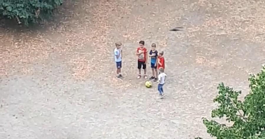 Відео з юними футболістами не залишить байдужим жодного / скріншот з відео Відео з юними футболістами не залишить байдужим жодного / скріншот з відео