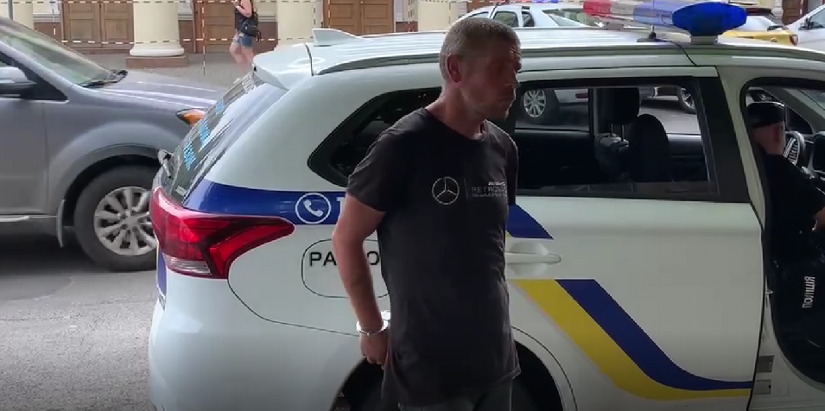 Затриманий огризався з поліцією / скріншот Затриманий огризався з поліцією / скріншот