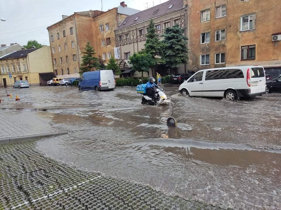 Наслідки негоди у Львові / фото Facebook ГО "Зручне місто"