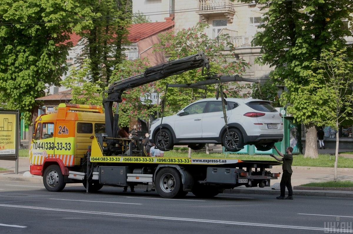 В Киеве женщина не давала эвакуатору забрать авто / фото УНИАН В Киеве женщина не давала эвакуатору забрать авто / фото УНИАН