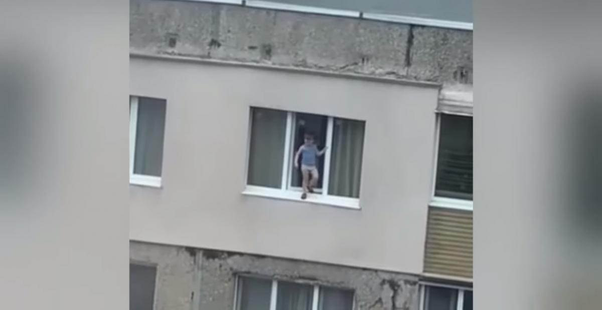Мальчик легко мог выпасть из окна/ скриншот из видео
