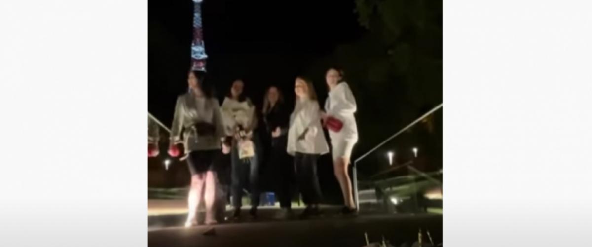 У мережі спалахнув скандал з приводу танців на меморіалі героям Небесної Сотні у Львові / Скріншот У мережі спалахнув скандал з приводу танців на меморіалі героям Небесної Сотні у Львові / Скріншот