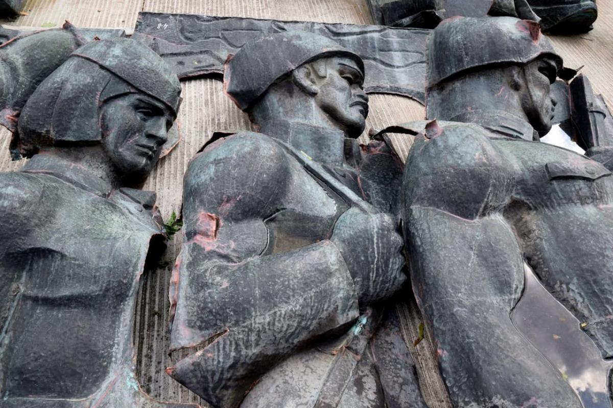 Почти все части демонтированного мемориала перенесли в музей «Территория террора» / фото Мирославы Бзикадзе Почти все части демонтированного мемориала перенесли в музей «Территория террора» / фото Мирославы Бзикадзе