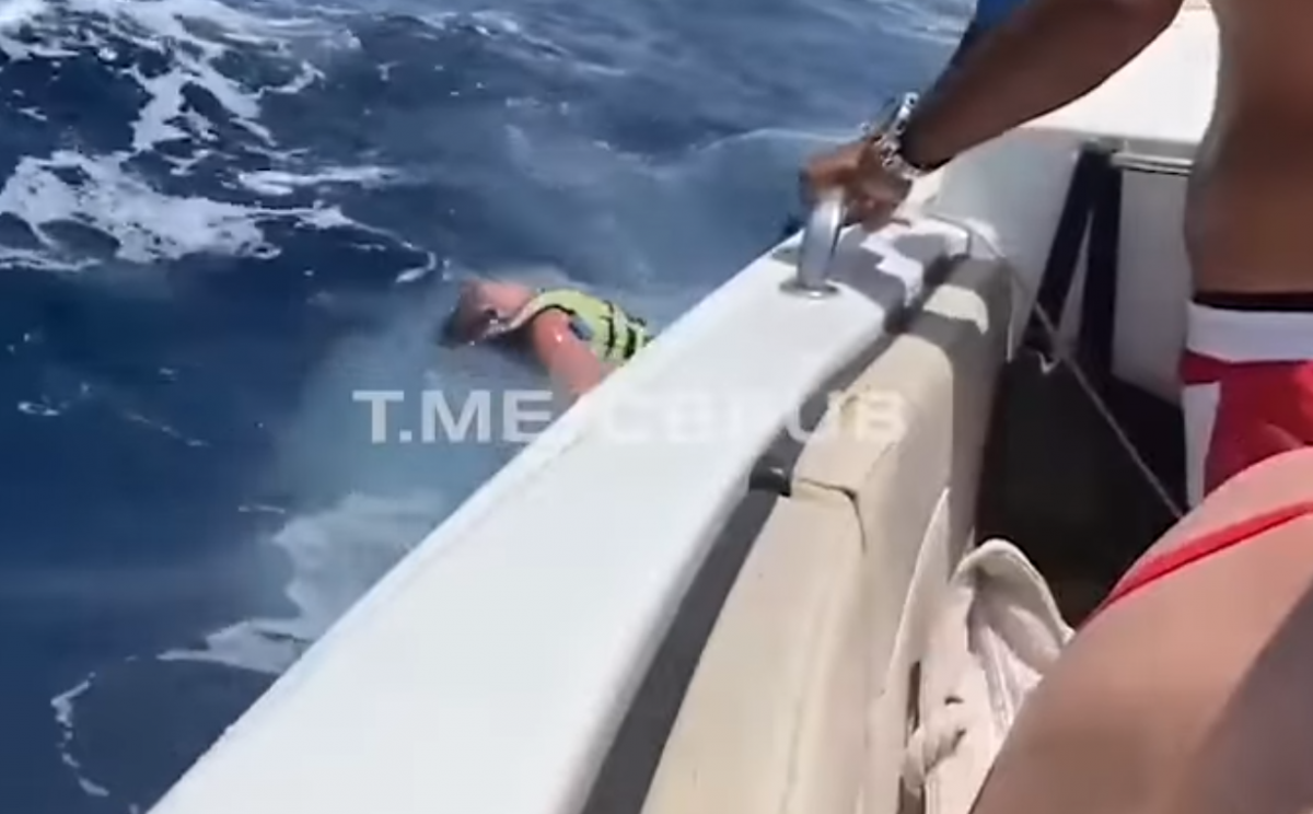 Украинка врезалась головой в борт лодки в Египте / скриншот
