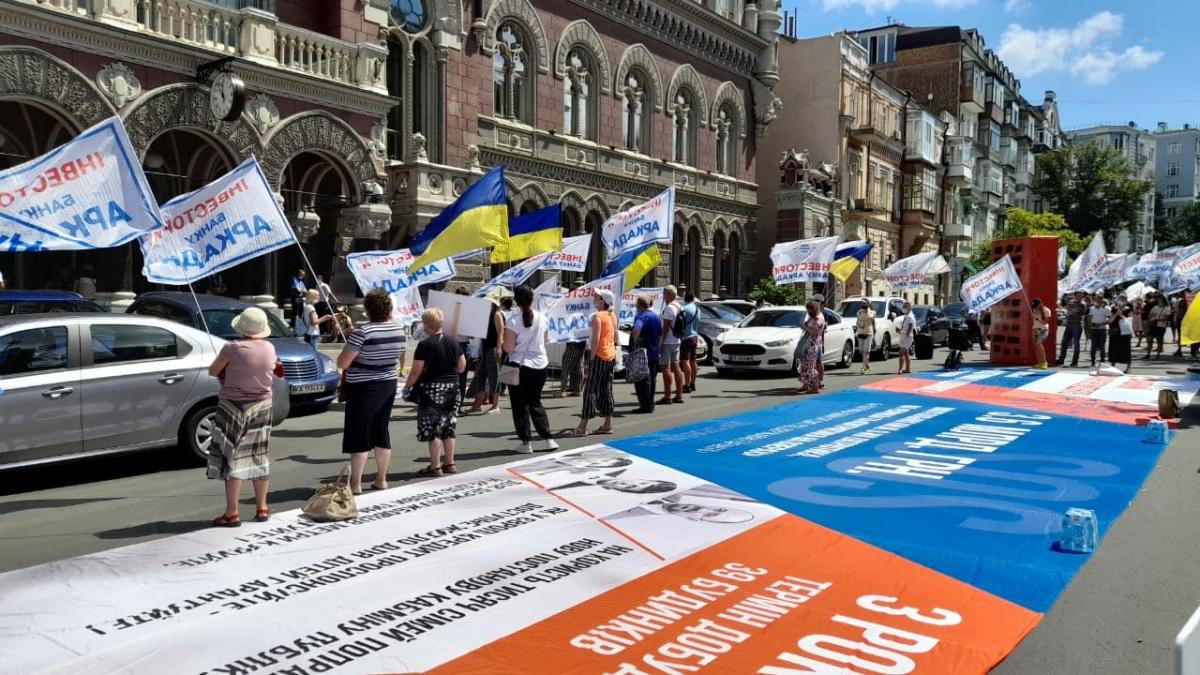 Інвестори пішли по проїжджій частині / фото УНІАН, Дмитро Хилюк Інвестори пішли по проїжджій частині / фото УНІАН, Дмитро Хилюк