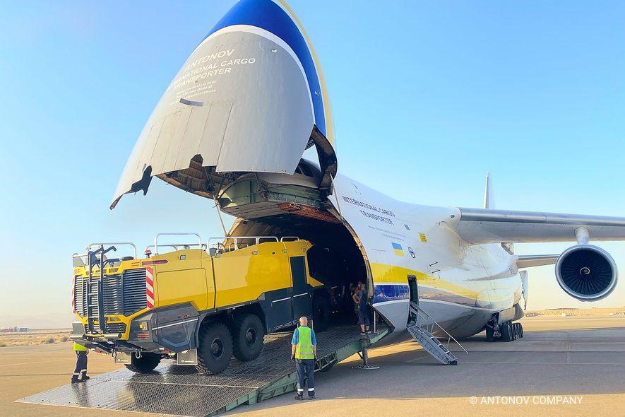 Український літак перевіз незвичайний вантаж / Antonov Український літак перевіз незвичайний вантаж / Antonov