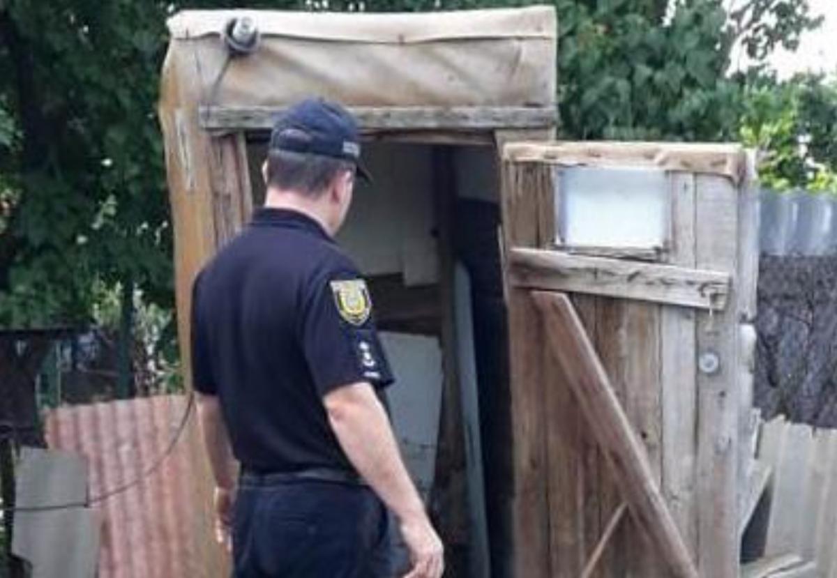 Девочка пыталась достать телефон из туалета / фото полиция Девочка пыталась достать телефон из туалета / фото полиция