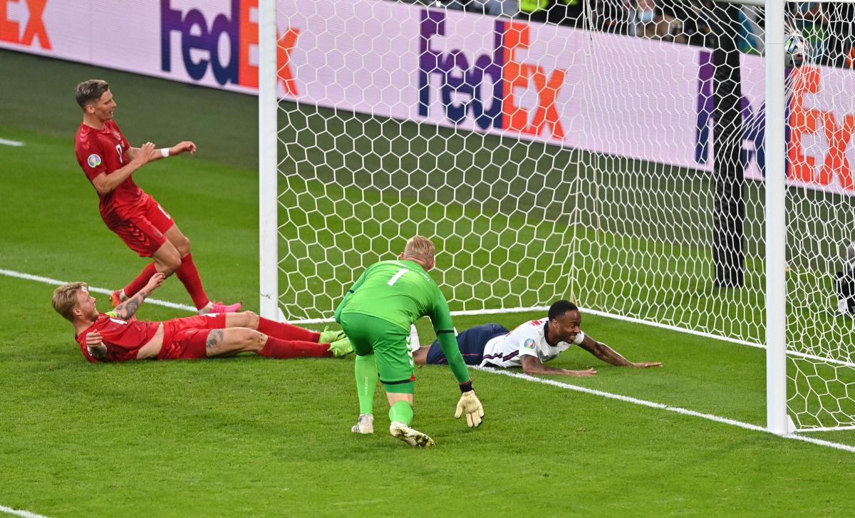 Симон Кьер срезал мяч у свои ворота / фото REUTERS