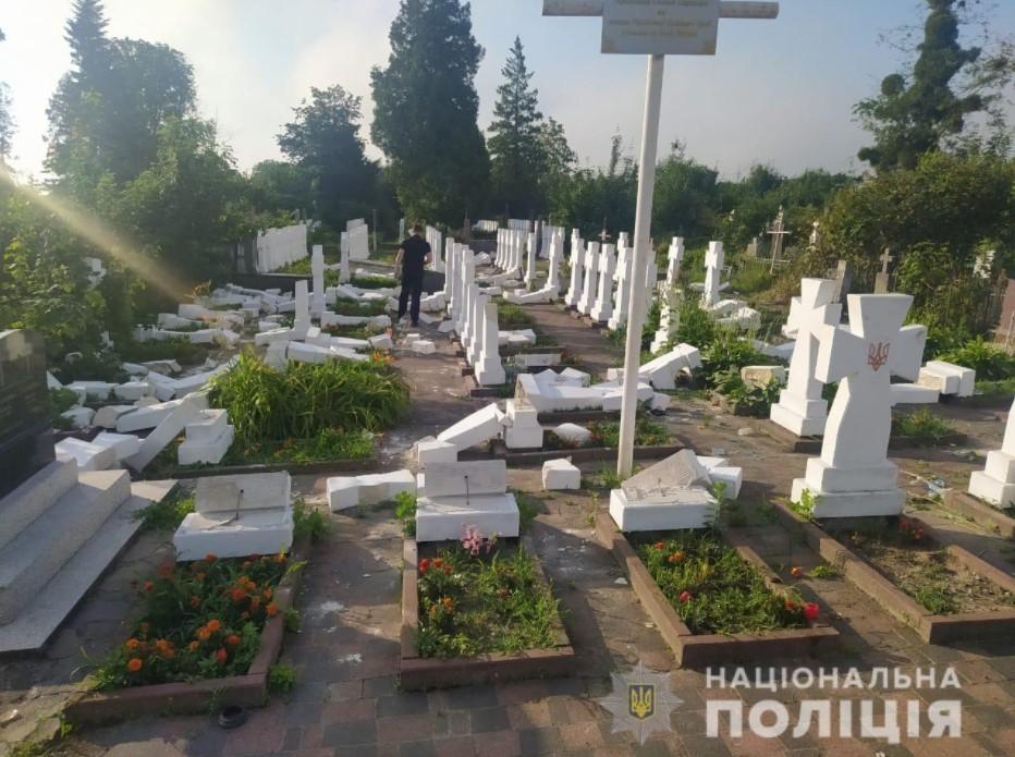 Вандалом виявився 20-річний хлопець / фото поліція Вандалом виявився 20-річний хлопець / фото поліція
