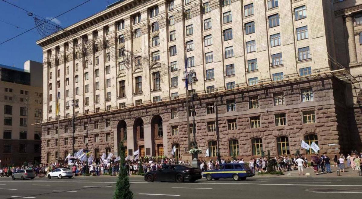Під КМДА зібралося чотири мітинги / фото t.me/KyivOperativ Під КМДА зібралося чотири мітинги / фото t.me/KyivOperativ