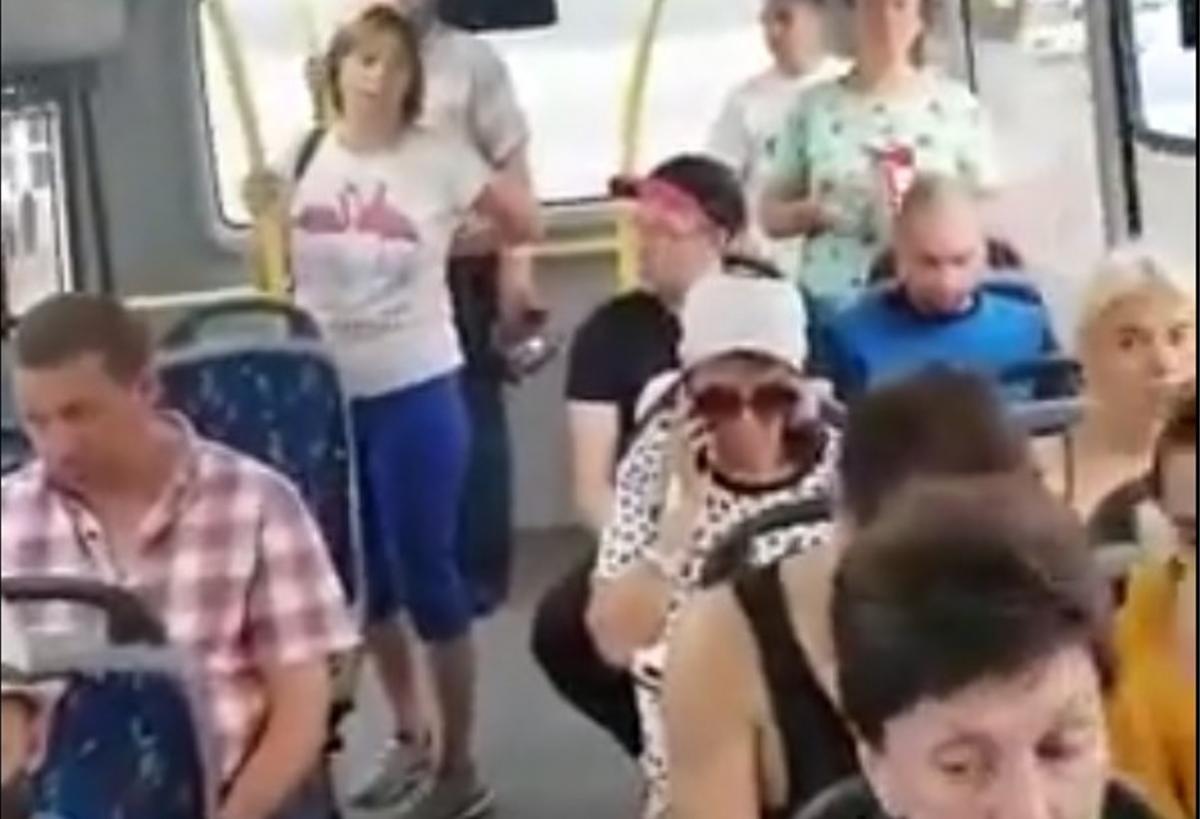 Зрештою люди попросили громадянку в масці покинути салон / скріншот з відео Зрештою люди попросили громадянку в масці покинути салон / скріншот з відео