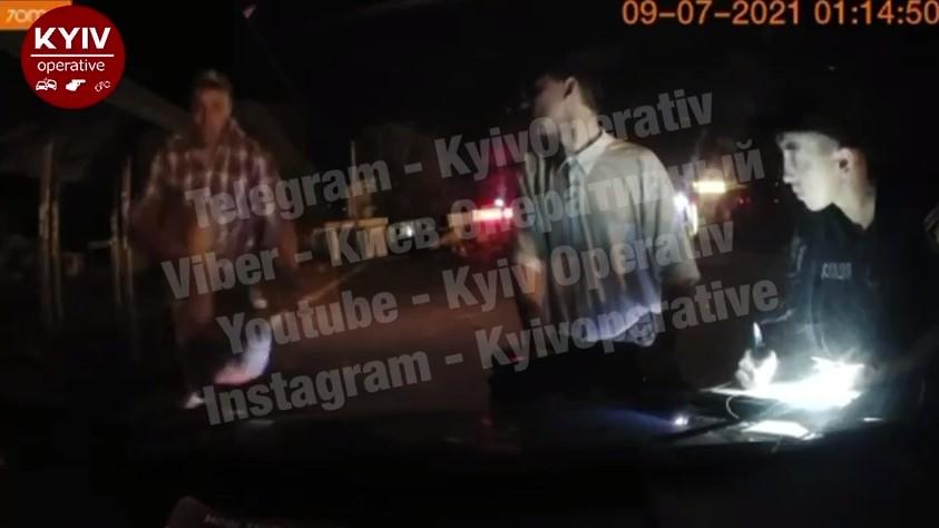 Мужчина разбил лобовое стекло патрульной машины / скриншот из видео Мужчина разбил лобовое стекло патрульной машины / скриншот из видео
