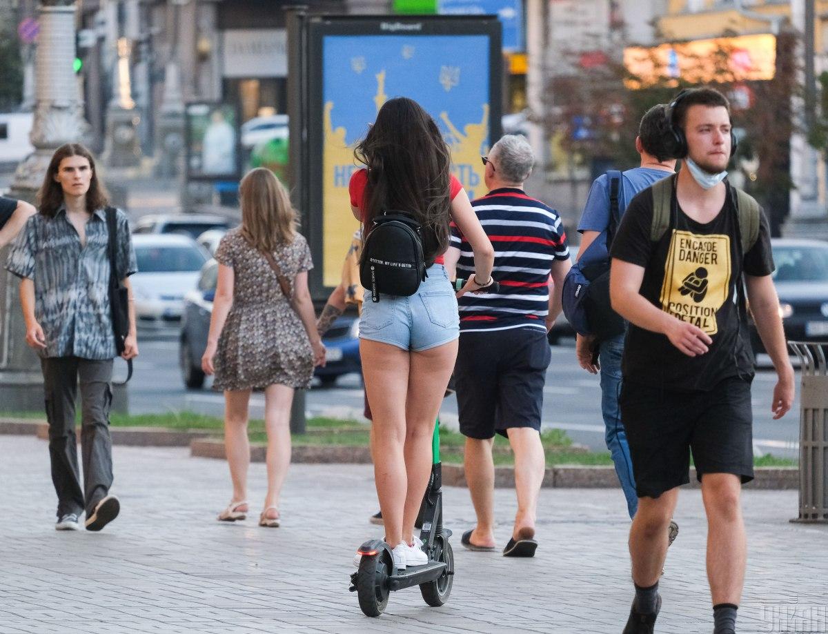 Самокати повинні будуть їздити тільки по спеціальних велодоріжках або краю дороги / фото УНІАН Самокати повинні будуть їздити тільки по спеціальних велодоріжках або краю дороги / фото УНІАН