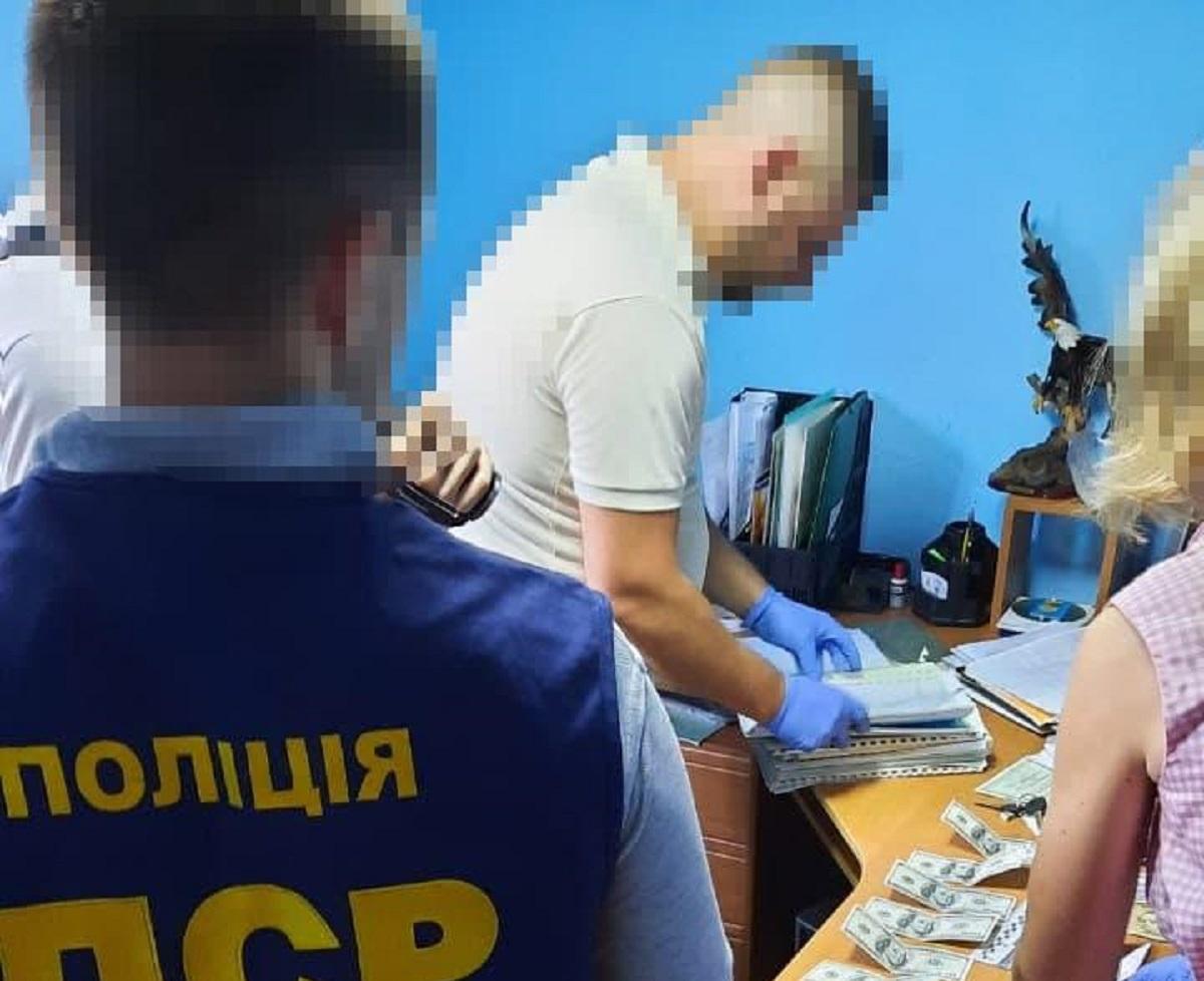 Поліцейські задокументували два факти отримання воєнкомом грошей / фото mvs.gov.ua Поліцейські задокументували два факти отримання воєнкомом грошей / фото mvs.gov.ua
