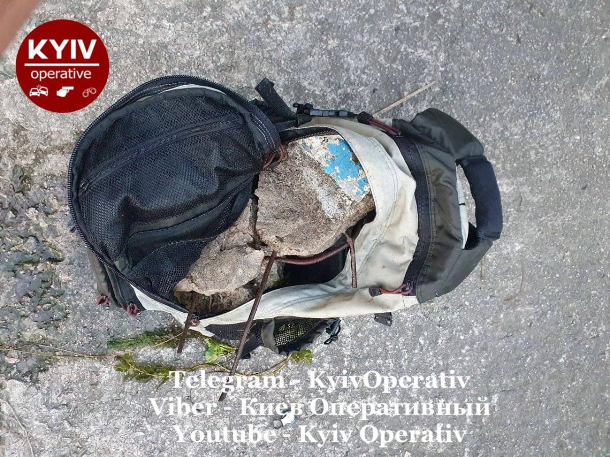 В портфеле нашли камни / фото: Киев Оперативный Facebook В портфеле нашли камни / фото: Киев Оперативный Facebook