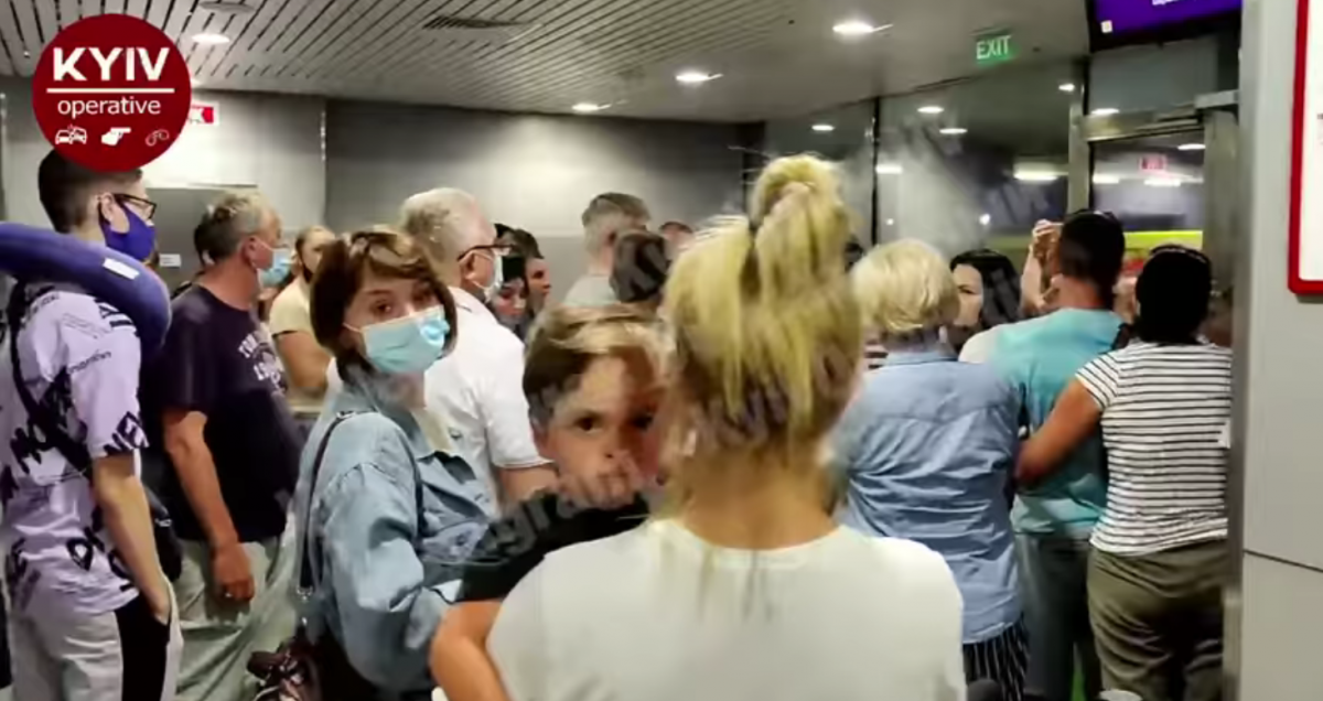 В Борисполе "застряли" пассажиры рейса в Батуми / скриншот В Борисполе "застряли" пассажиры рейса в Батуми / скриншот
