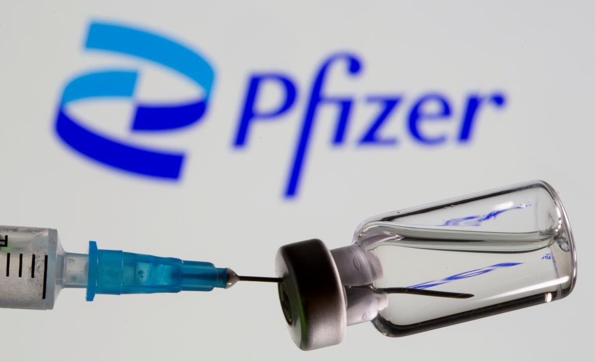 Исследования компании Pfizer Inc показали, что вакцина является на 100% эффективной для подростков / фото REUTERS