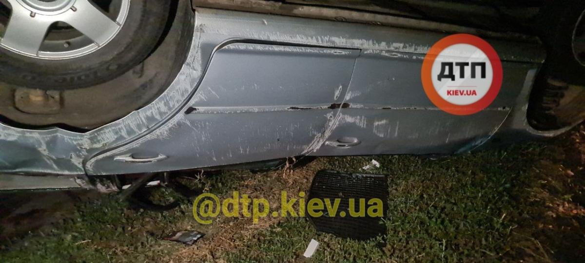 Під Києвом перекинувся набитий людьми легковик: серед жертв дитина (фото) Під Києвом перекинувся набитий людьми легковик: серед жертв дитина (фото)