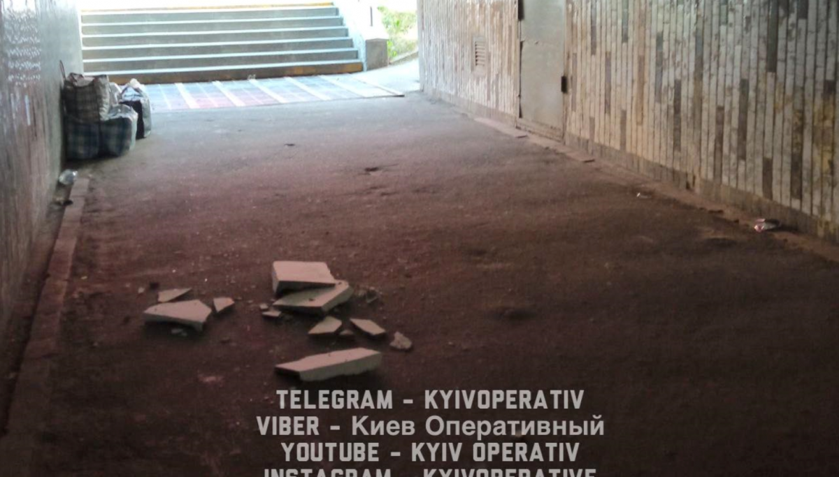 На столичной Оболони обвалился потолок в переходе / фото: Киев Оперативный Facebook На столичной Оболони обвалился потолок в переходе / фото: Киев Оперативный Facebook