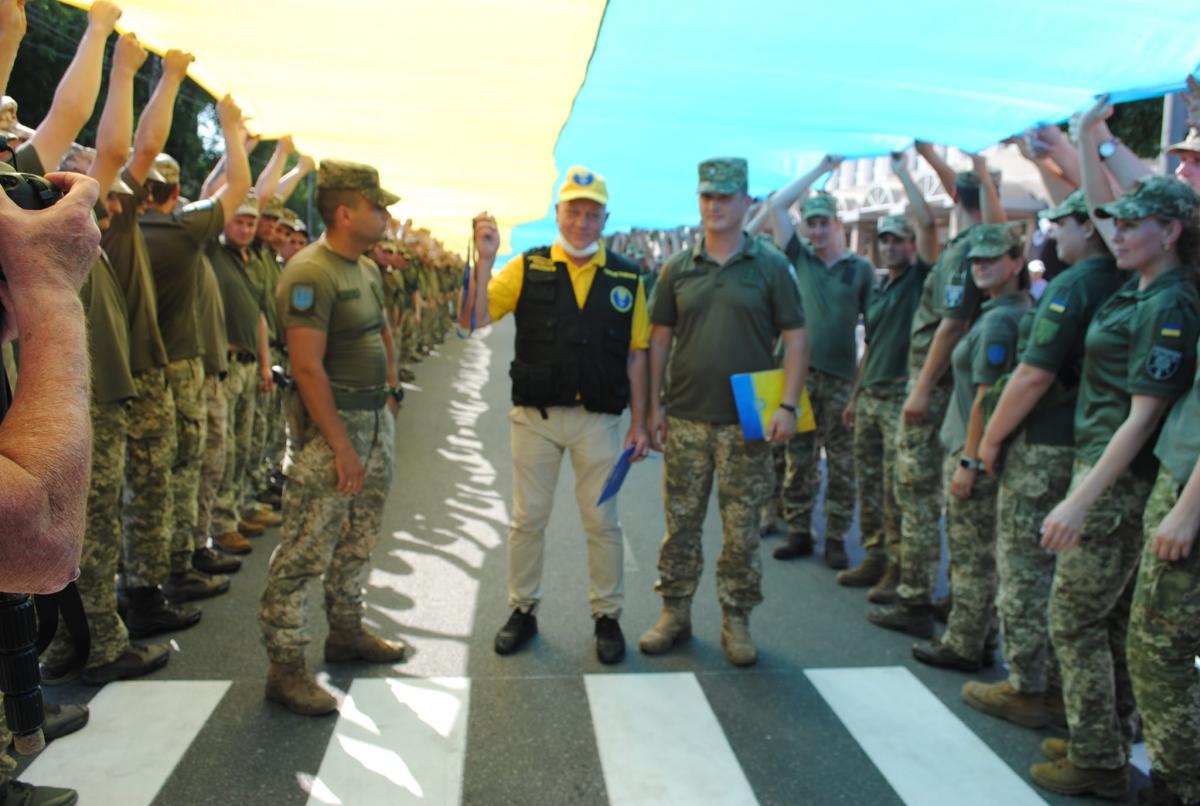 У Маріуполі найбільша кількість військових розгорнули прапор та встановили рекорд (фото) У Маріуполі найбільша кількість військових розгорнули прапор та встановили рекорд (фото)