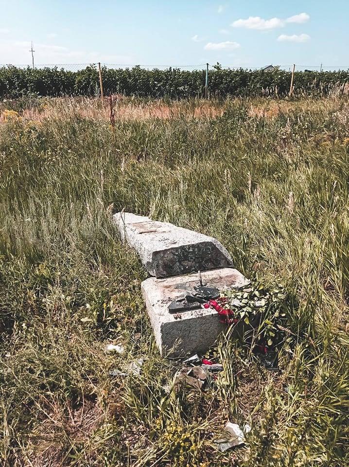 Під Харковом депутати від ОПЗЖ відновили знак дружби України та РФ, але довго він не простояв (фото) Під Харковом депутати від ОПЗЖ відновили знак дружби України та РФ, але довго він не простояв (фото)